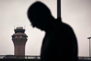 纽瓦克空中交通管制员在夜间设备故障期间再次与飞机失去联系